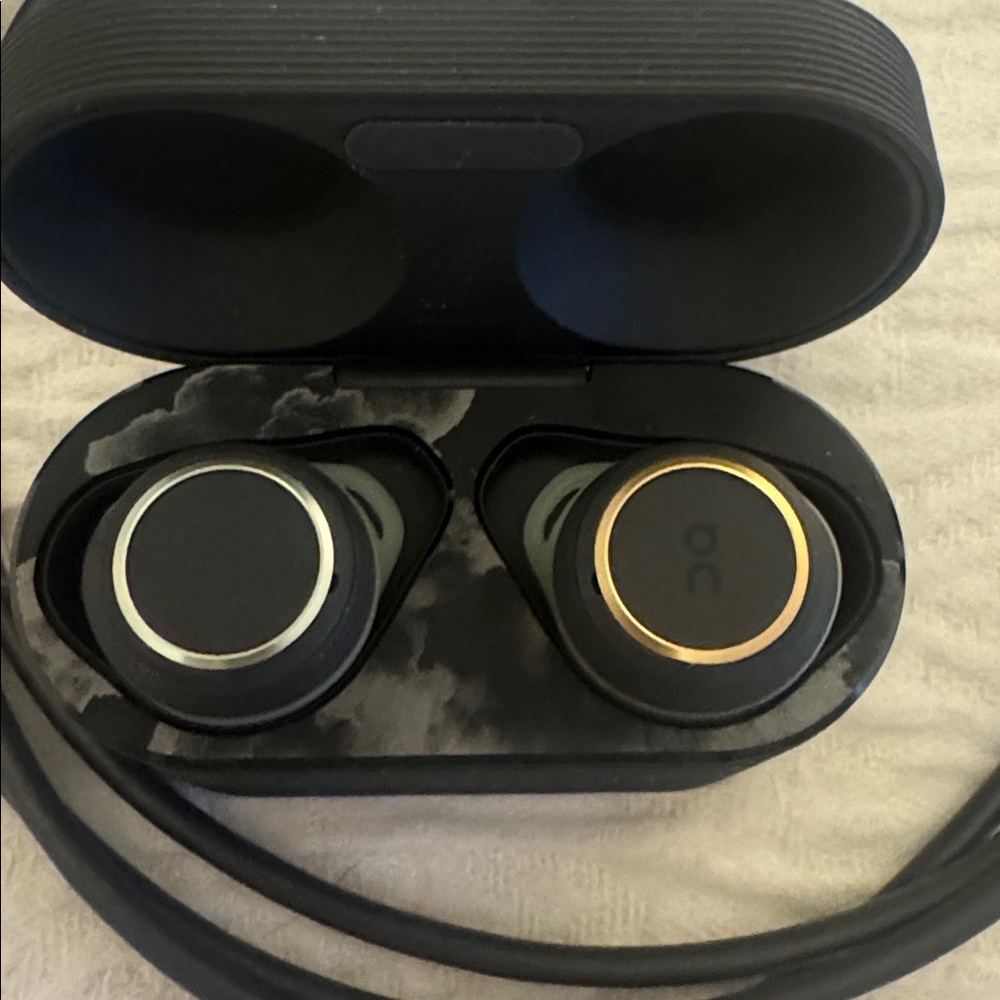 On x Bang & Olufsen Headphones - Picture 3 of 4